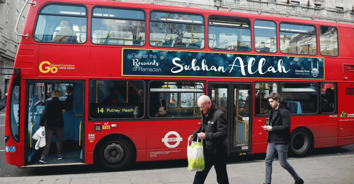 ‚Sláva Alláhovi.‘ Charita během ramadánu vyzdobí londýnské autobusy