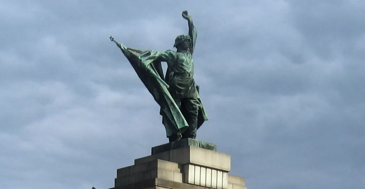 Polsko odveze 500 pomníků rudoarmějců do muzea. Moskva protestuje