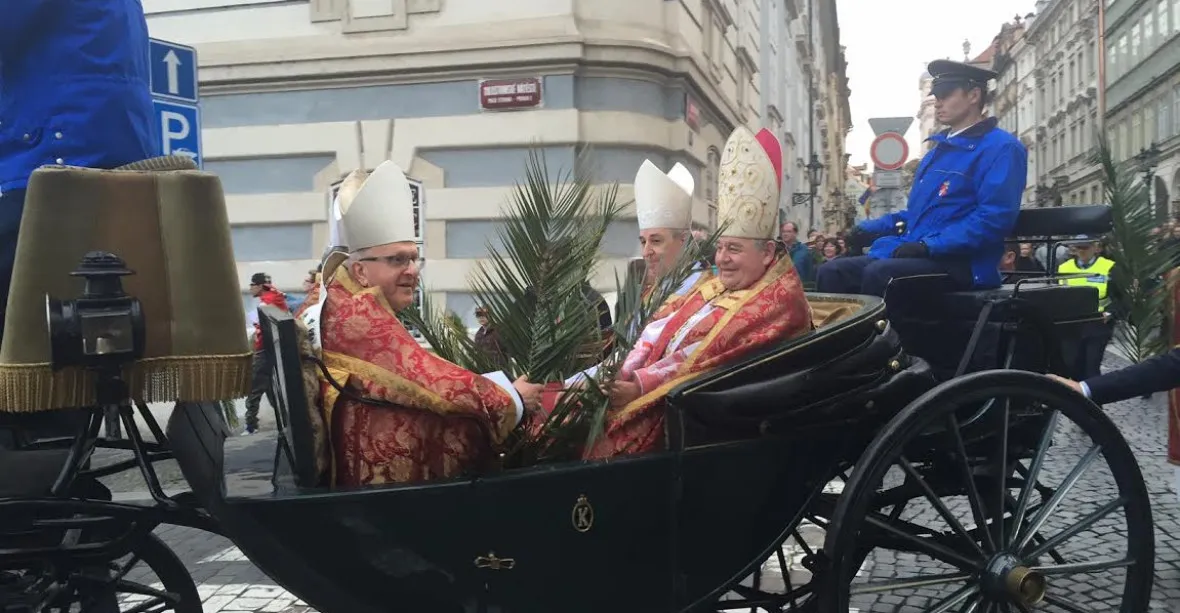 Začaly svatojánské slavnosti, Prahou se v kočáru projel kardinál Duka
