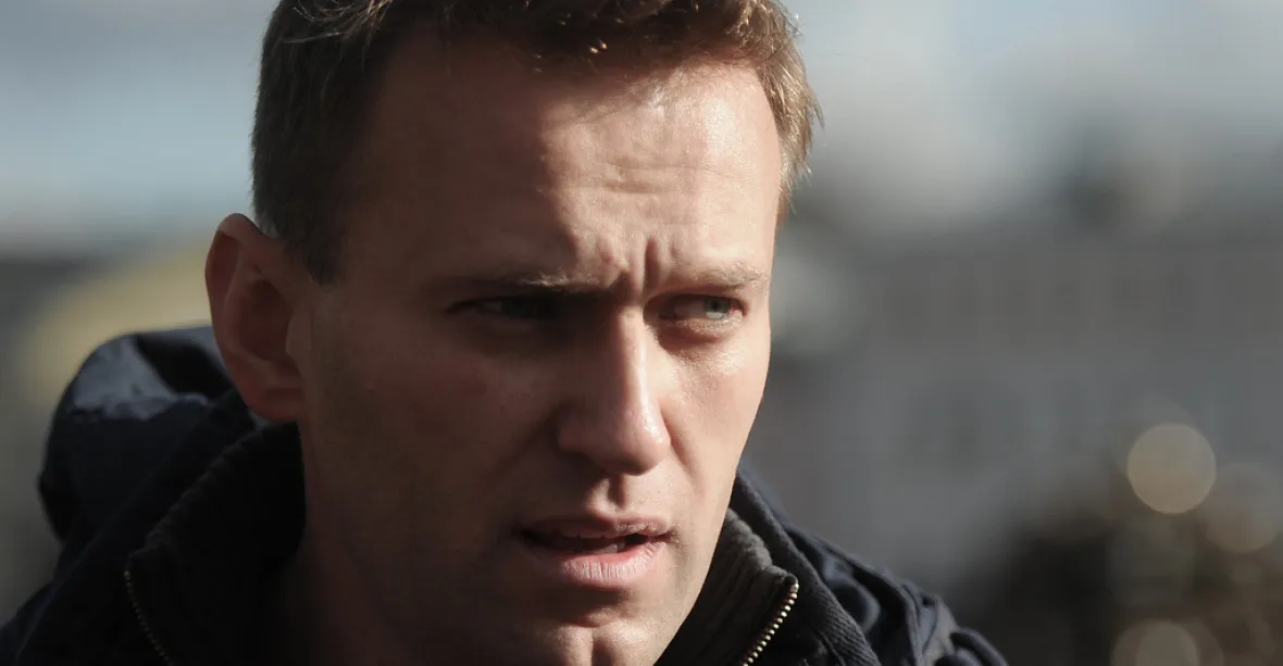 Kozáci na ruském letišti zmlátili vůdce opozice Navalného