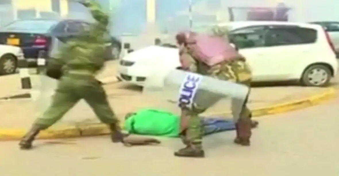 VIDEO: Policisté brutálně kopou do demonstanta na zemi