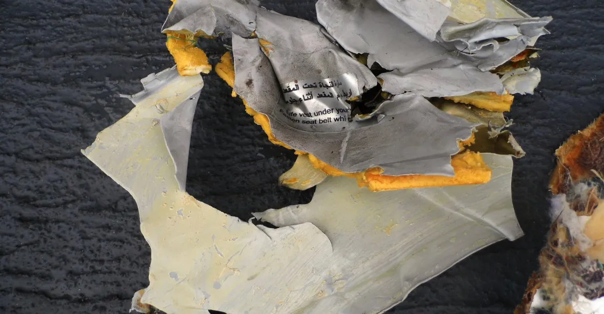 FOTO: Záchranné vesty a další předměty z havarovaného letadla