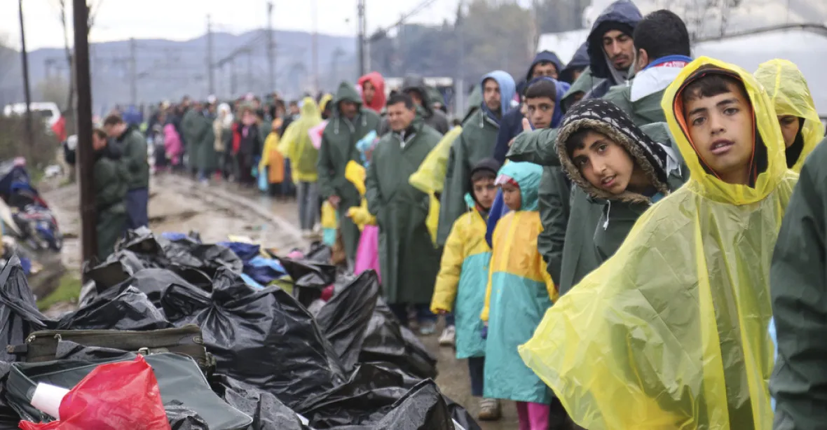 Evakuace uprchlíků začala. Řekové vyklízejí tábor u Idomeni