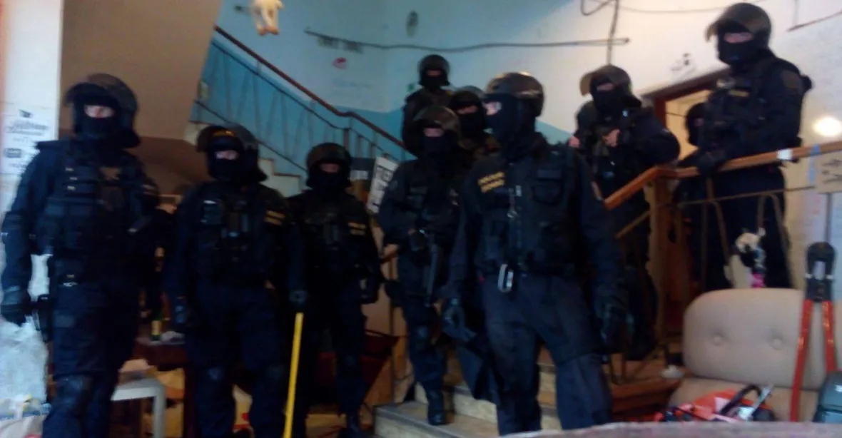 Policie večer vyklidila pražskou Kliniku, aktivisté ji však znovu obsadili