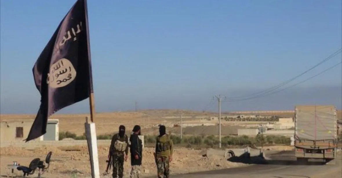 Kurdové útočí na baštu islamistů, místní se bojí a přecházejí k IS