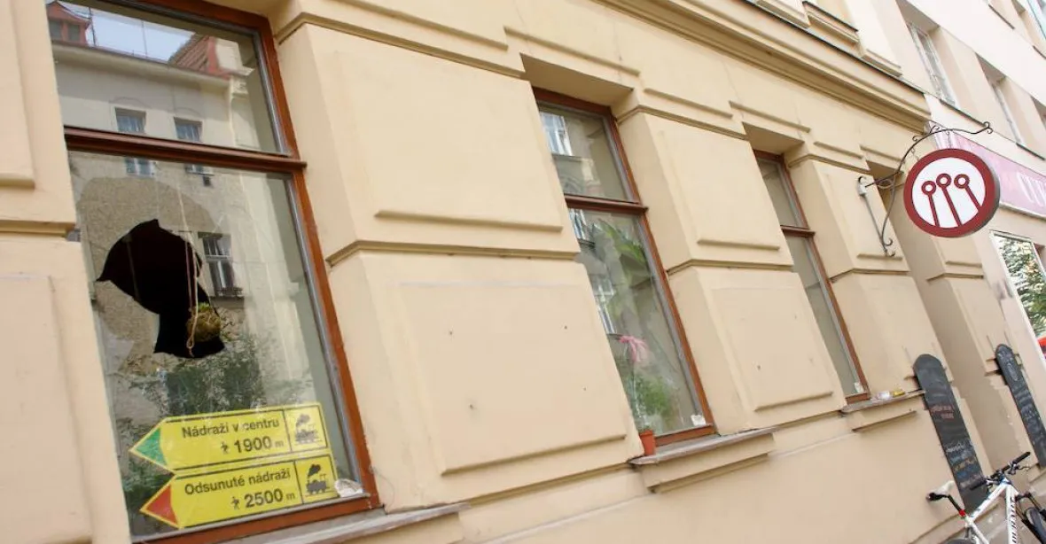 Okna multikulti kavárny v Brně rozbily dlažební kostky. Kvůli uprchlíkům?
