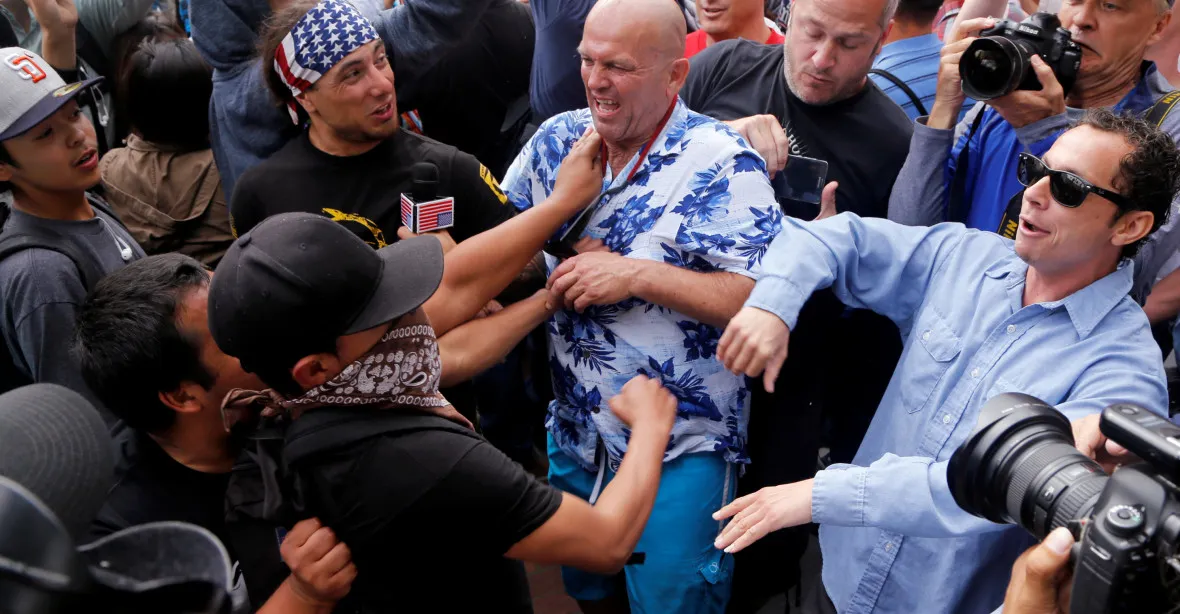 Trumpův mítink provázely násilnosti, musela zasahovat policie