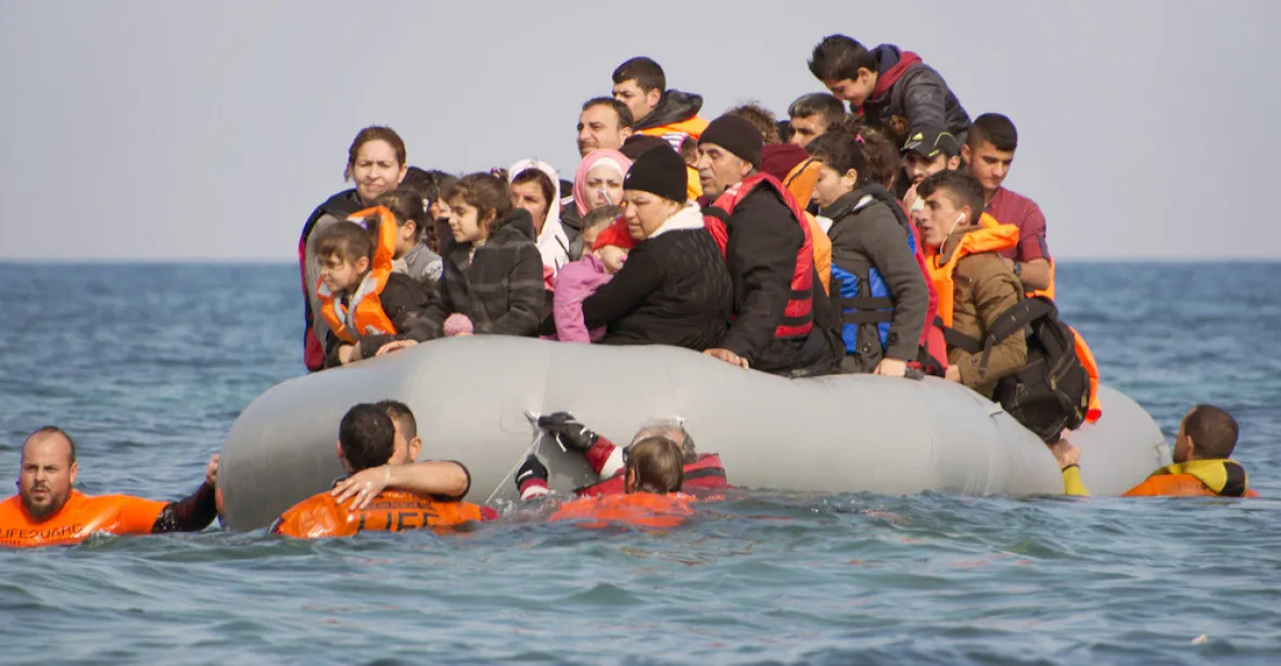Námořníci zachránili ze Středozemního moře přes 500 uprchlíků
