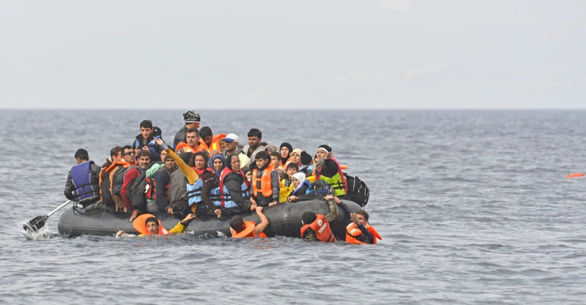 Pašeráci začínají přepravovat uprchlíky přes La Manche ve člunech