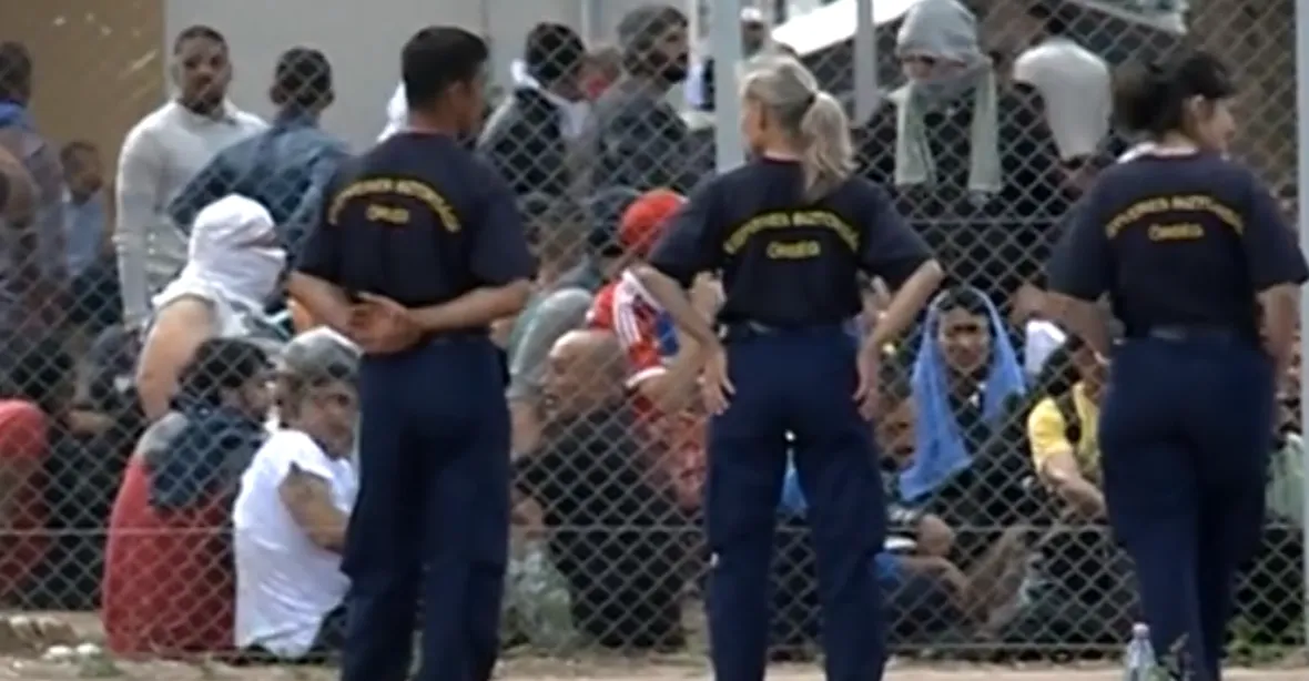 V maďarském táboře se vzbouřilo na 300 migrantů