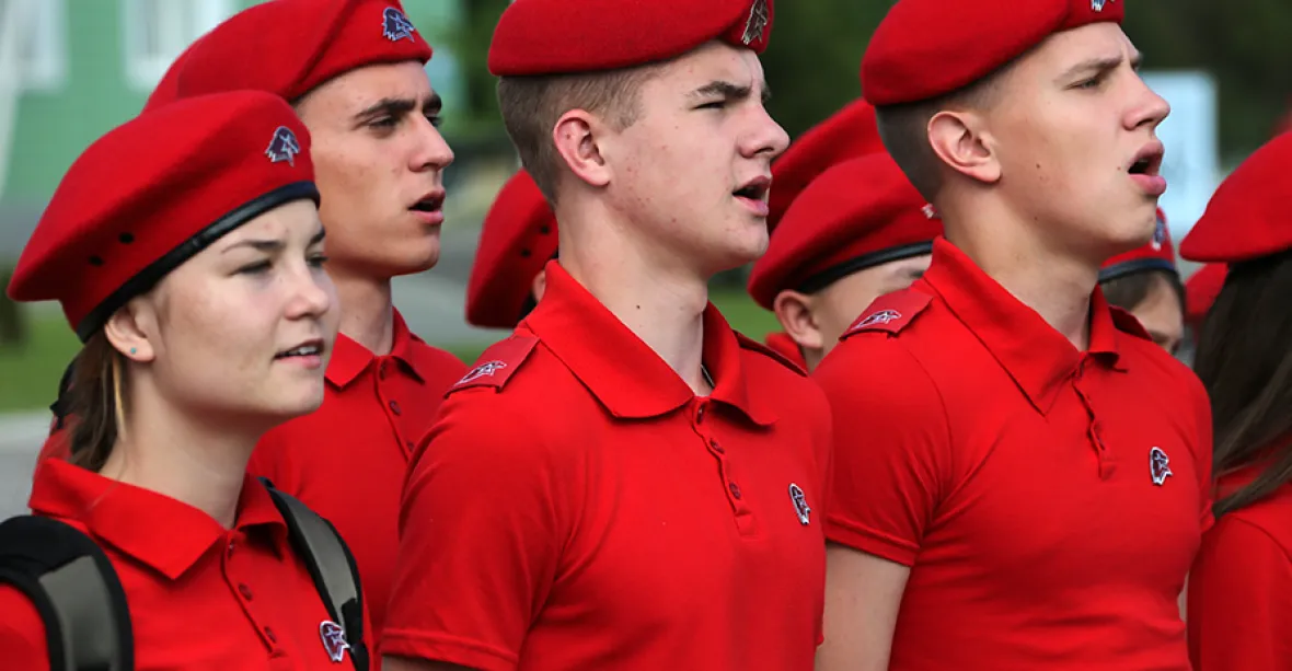 Putinova mládežnická garda. Podívejte se na malé ruské ‚vojáky‘