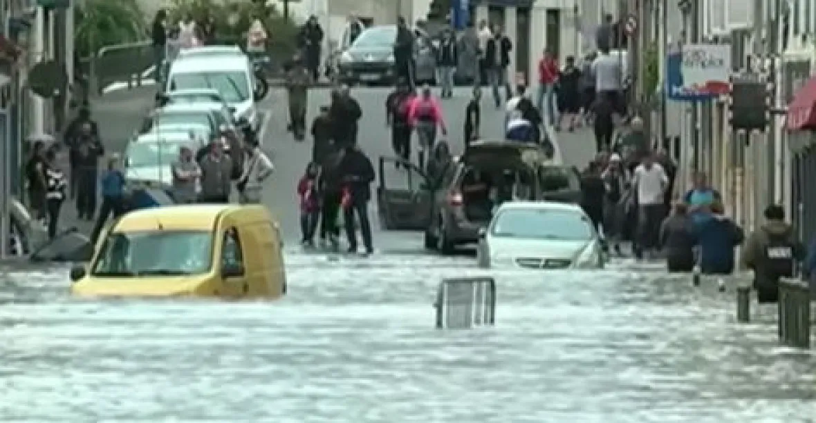 Záplavy v Evropě. V Paříži museli zavřít metro i Louvre