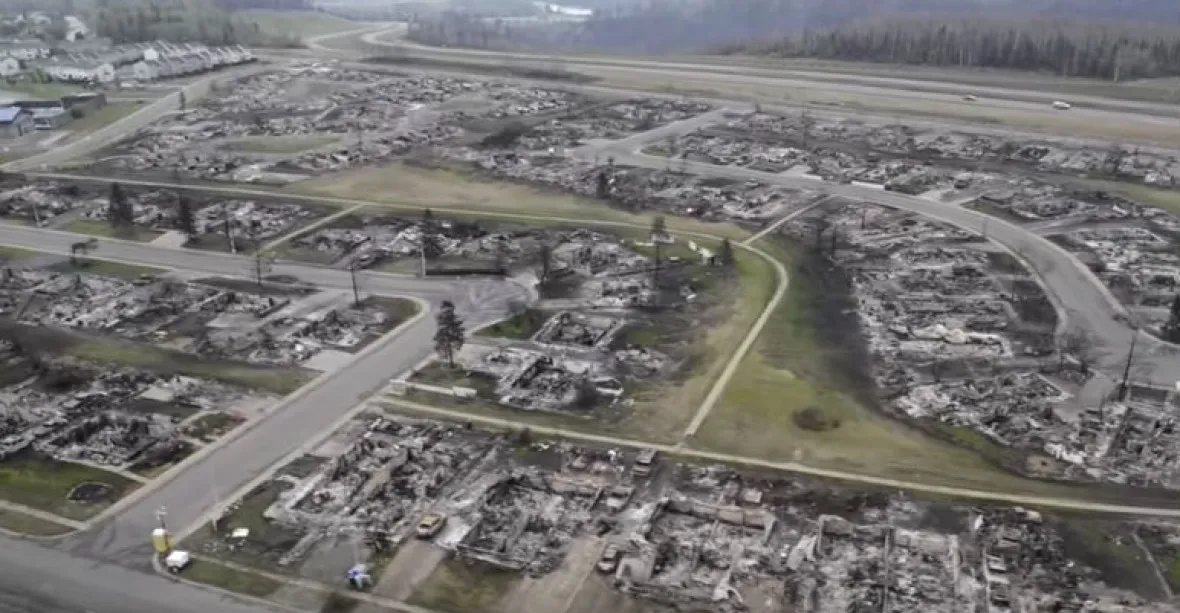 Podívejte se: Letecké záběry požárem zničeného Fort McMurray