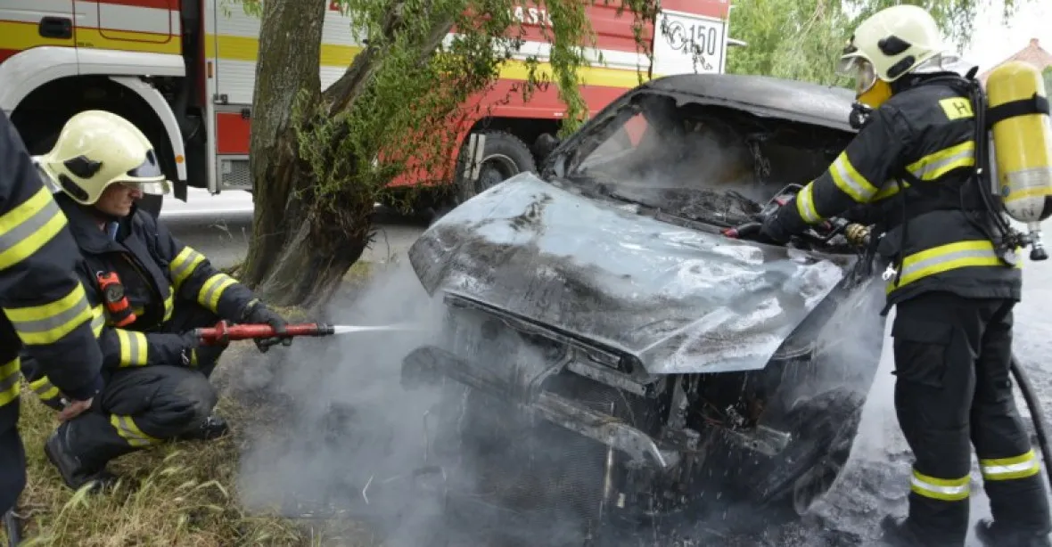 Jako v 90. letech. ‚Nepohodlnému‘ novináři podpálili auto