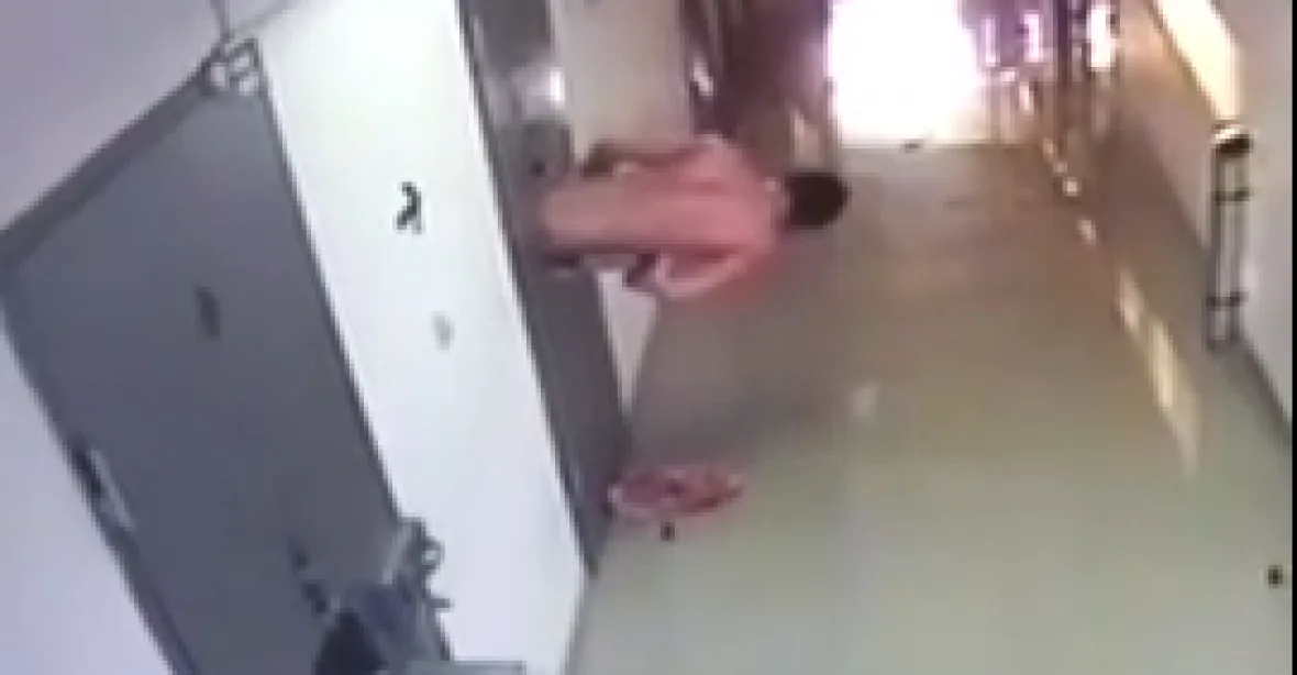 VIDEO: Vězeň se protáhl z cely otvorem na jídlo a je na útěku