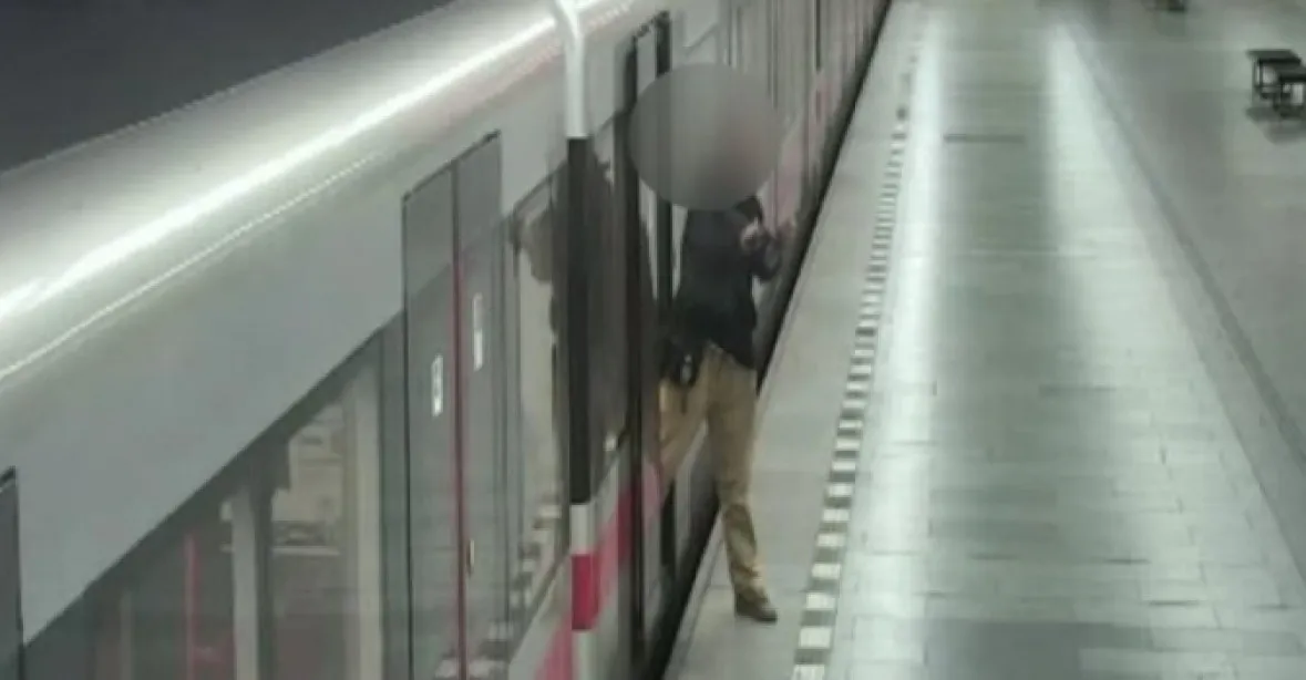 VIDEO: Opilec střílel s plynovou pistolí v pražském metru