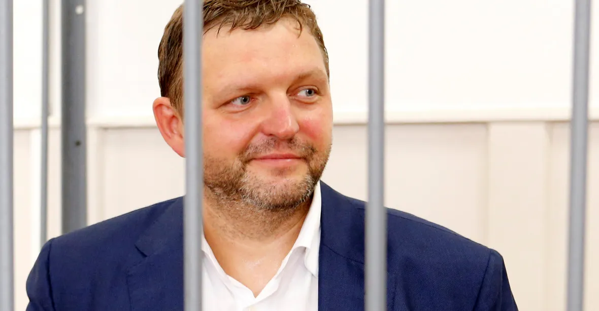 Kirovský gubernátor a kritik Kremlu skončil za úplatky ve vazbě