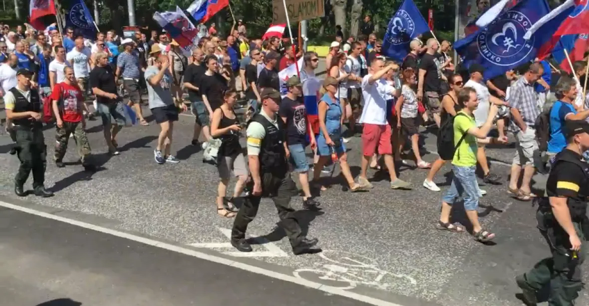 ‚Slovensko Slovákom!‘ V Bratislavě se demonstrovalo pro i proti EU