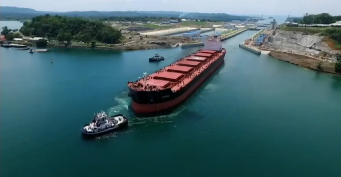 Do rozšířeného průplavu v Panamě vplula první loď