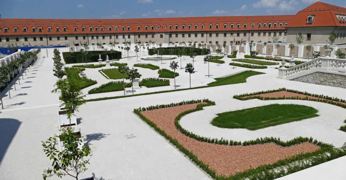 Beton a štěrk. Slováky rozčiluje kýčovitá ‚barokní‘ zahrada na Hradě