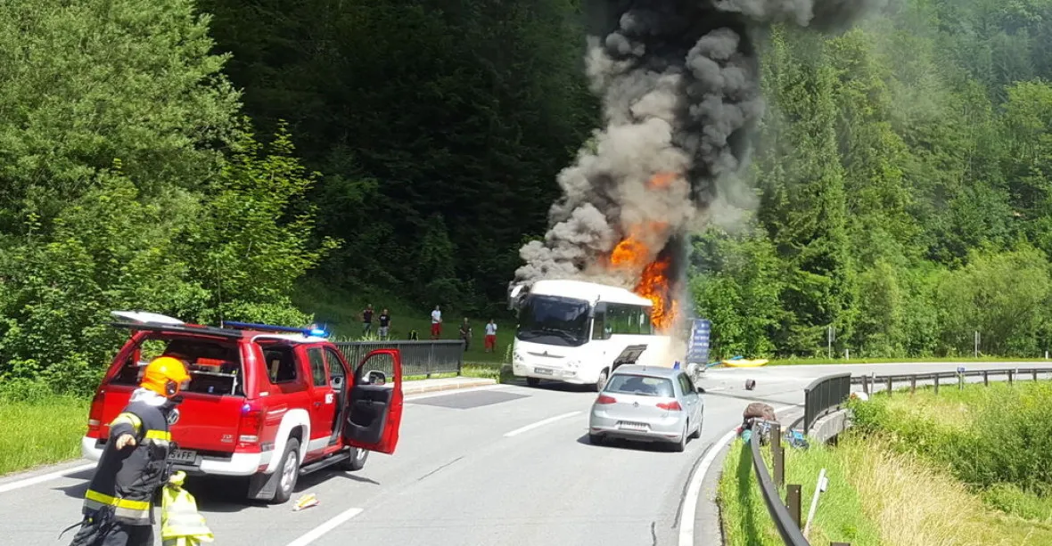 Nehody českých autobusů: 11 zraněných v Německu, v Rakousku hořel vůz s dětmi