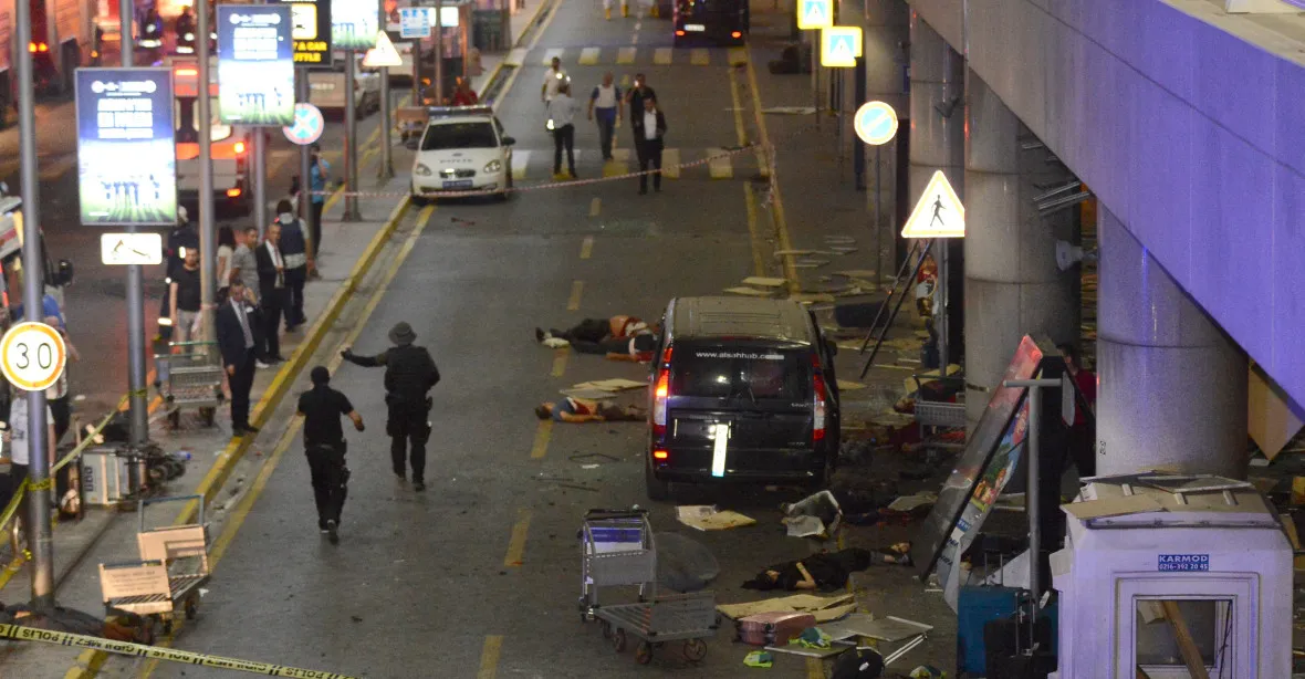 VIDEO: Lidé na letišti utíkali před střelbou, pak se ozval výbuch