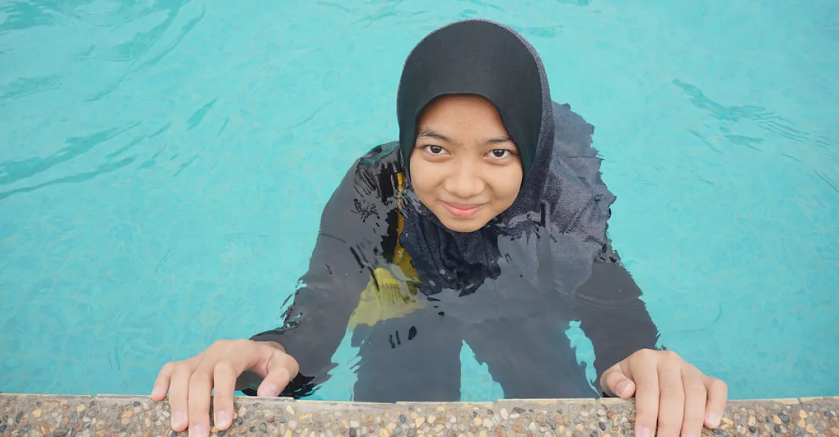 Muslimské dívky nechtěly chodit na plavání. Švýcaři jim nedají občanství