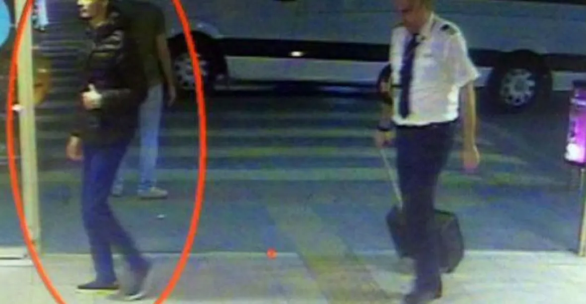 VIDEO: Terorista z Istanbulu: mladík v džínách po boku pilota