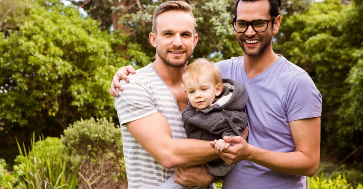 Je pro děti dobré vyrůstat v gay rodině? Na to se nesmí ptát