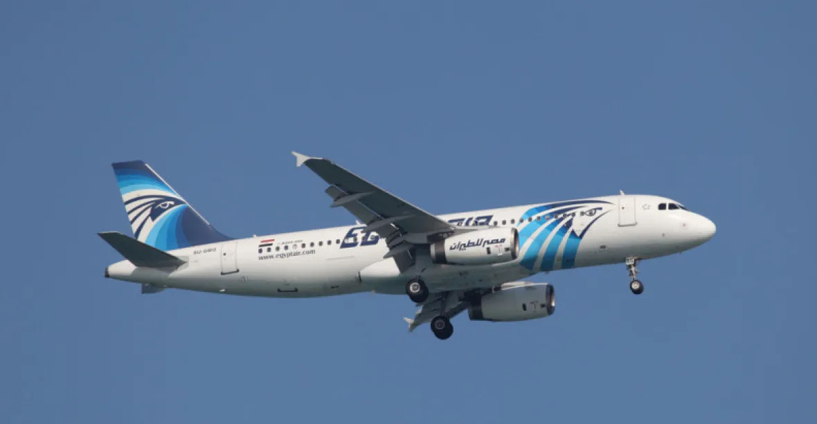 Pilot zříceného egyptského letadla se prý snažil uhasit oheň
