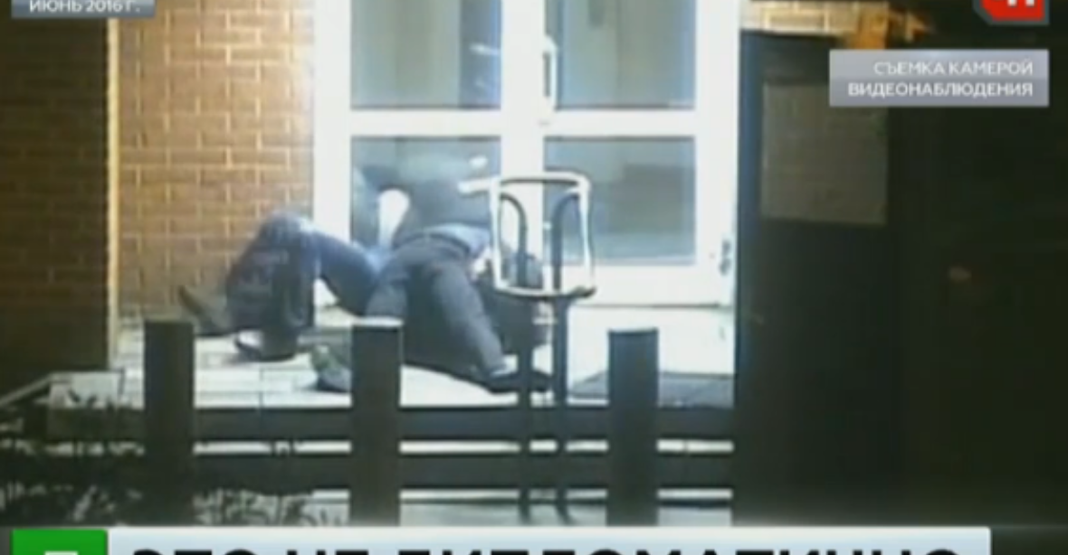 ‚Americký špion napadl policistu.‘ Rusové ukázali video rvačky před ambasádou