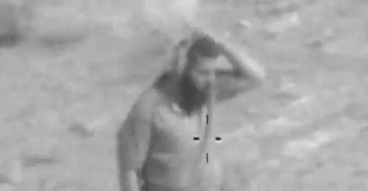 Islamista se před vrtulníkem zkoušel maskovat trsem trávy