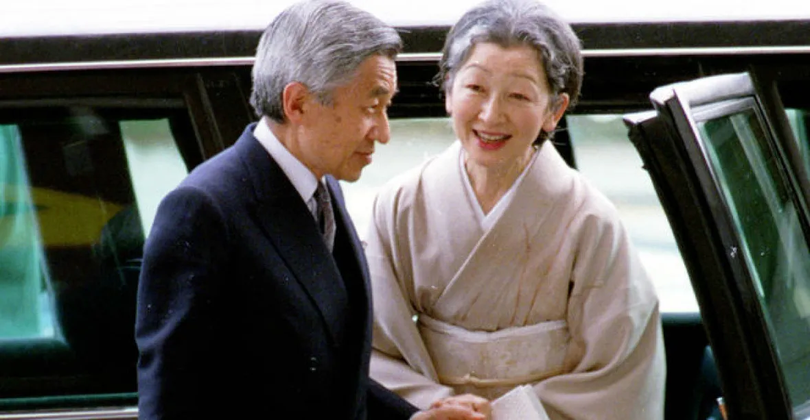 Šok se nekoná. Císař Akihito neodstoupí, jen ‚předá trůn‘