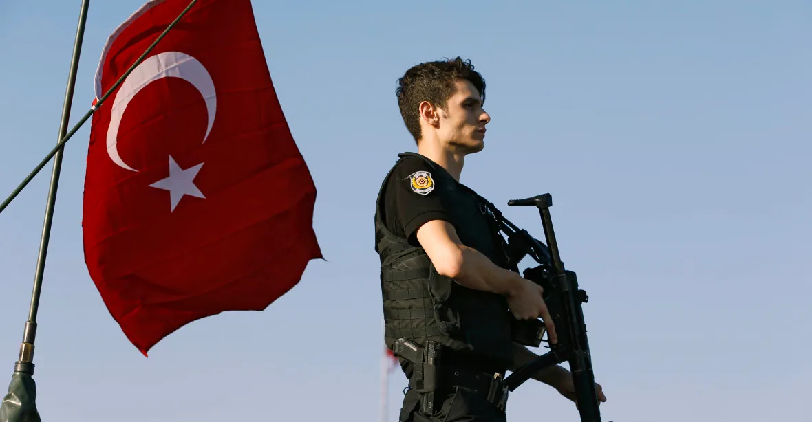 ONLINE: Armádní puč byl zmařen, prohlásil velitel turecké armády