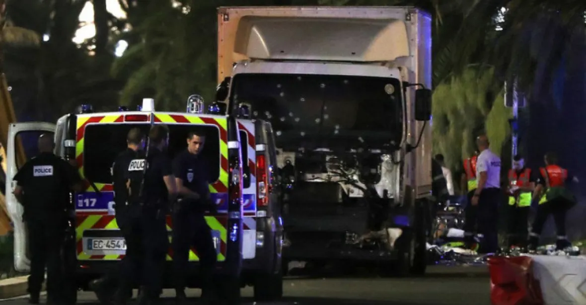 Proč zabil terorista v Nice tolik lidí? Náklaďák měl prý neprůstřelné sklo