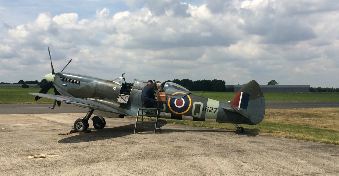 Veterán z 2. sv. války generál Boček se znovu proletěl Spitfirem