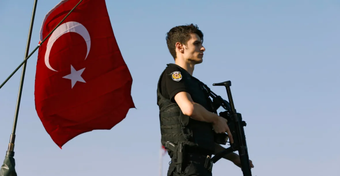 Turecko rozpustí prezidentskou stráž a najme 20 tisíc nových učitelů