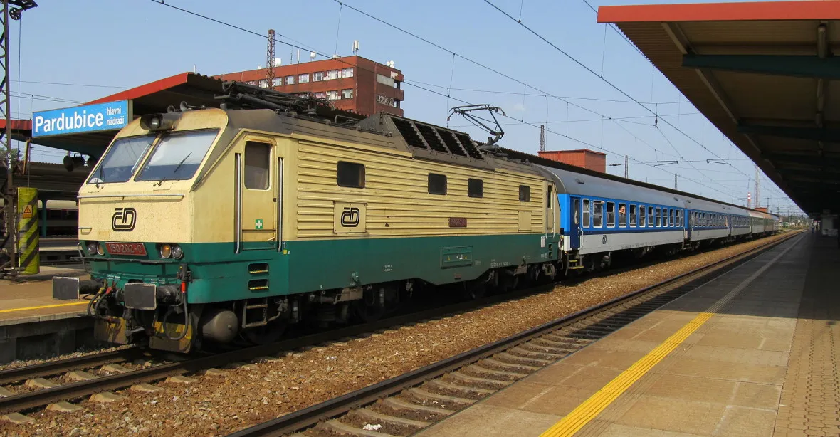 Na Olomoucku vypadlo z vlaku tříleté dítě, nehodu nepřežilo