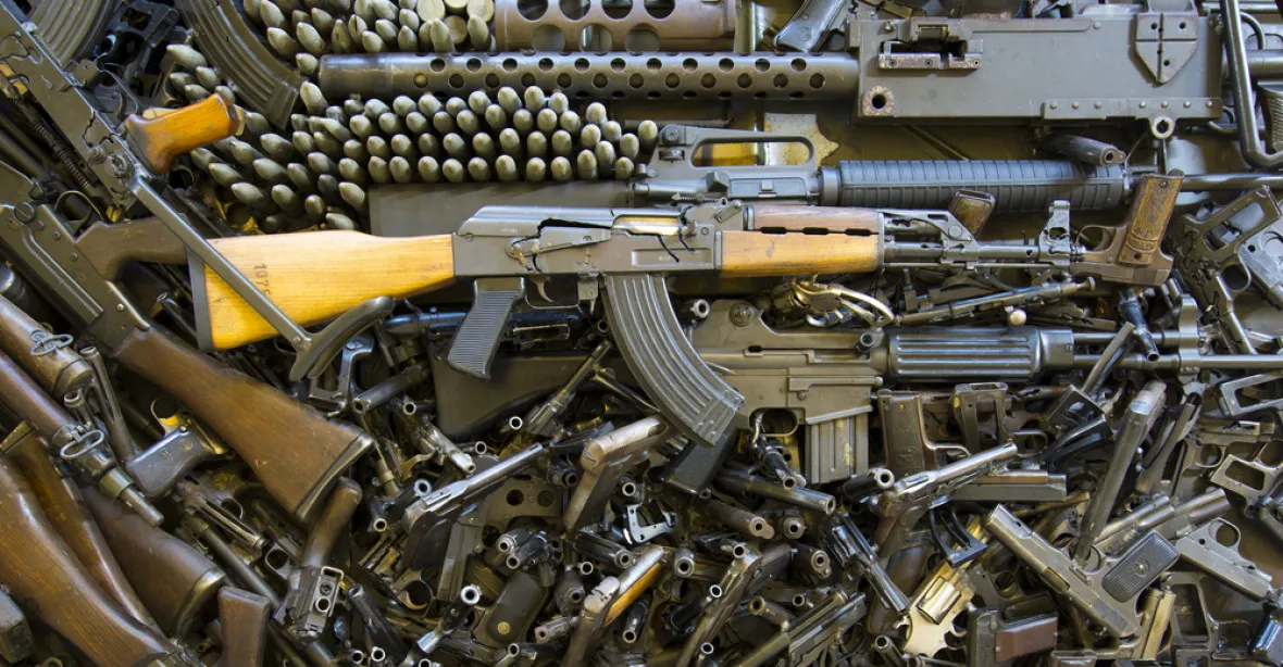 Evropská komise opět tlačí na státy, aby omezily vlastnictví zbraní