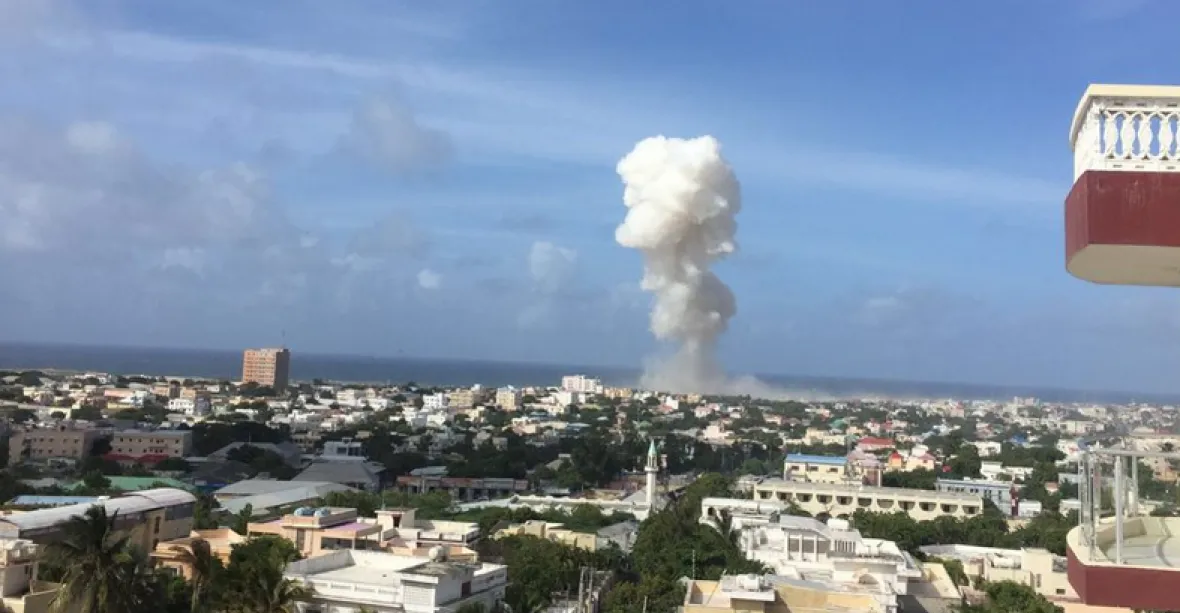 Výbuch na letišti v somálském Mogadišu zabil nejspíš 12 lidí