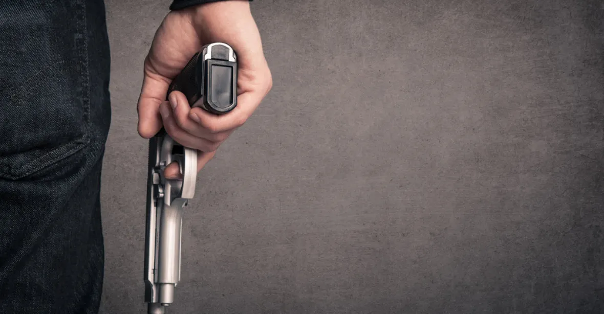 Muž ohrožoval pistolí dítě, protože mu v kině kopalo do sedačky