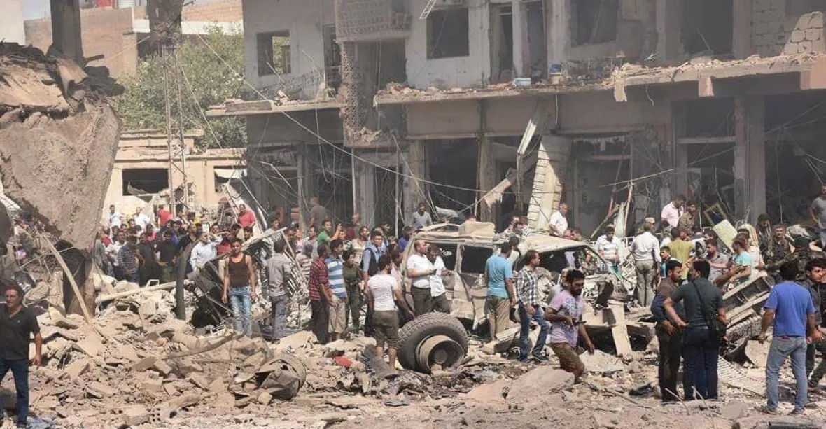 Při bombovém útoku v kurdské oblasti Sýrie zemřelo nejméně 44 lidí