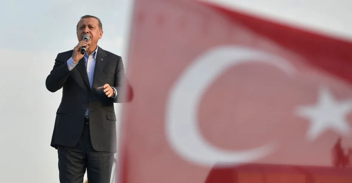 Erdogan chce kontrolovat armádu a rozvědku