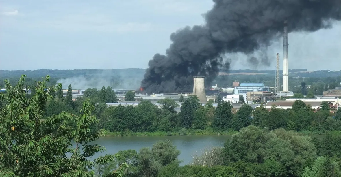 V Bohumíně hoří drátovna, zasahuje deset hasičských jednotek