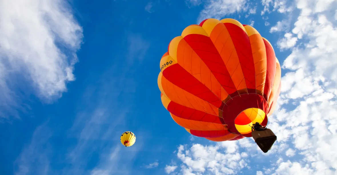 V Texasu se zřítil horkovzdušný balon se 16 lidmi