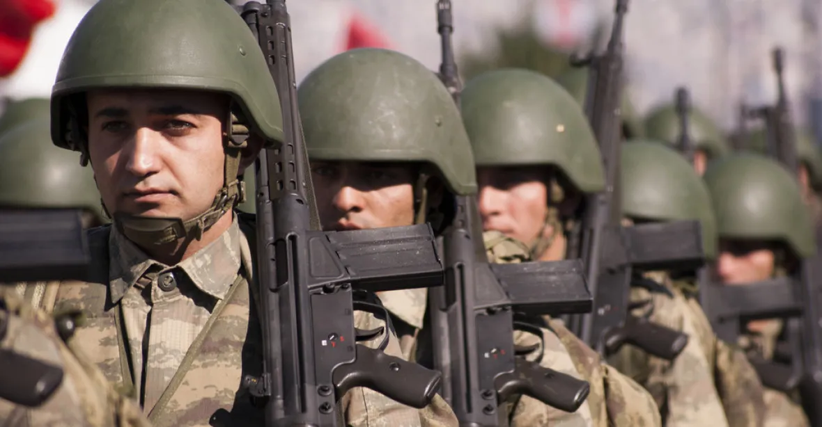 Další převrat v Turecku? Tisíce vojáků obklíčily základnu Incirlik