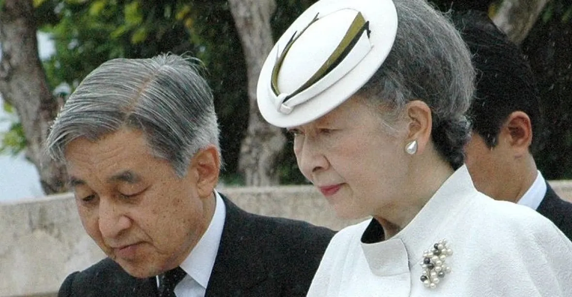 Kvůli chatrnému zdraví chce japonský císař abdikovat. Ale zakazuje mu to ústava
