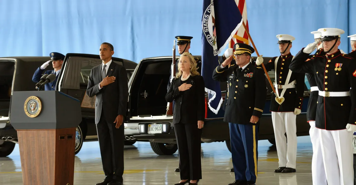 Clintonovou žalují rodiče obětí z Benghází. ‚Zavinila jejich smrt‘