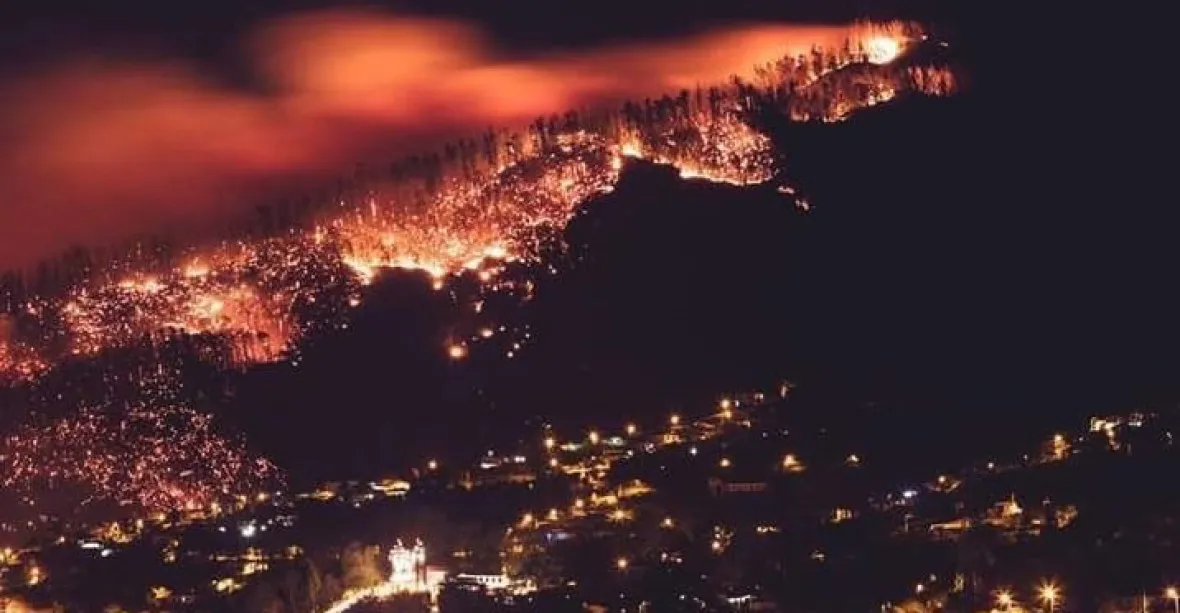 Lesní požáry zasáhly metropoli Madeiry, mají již tři oběti