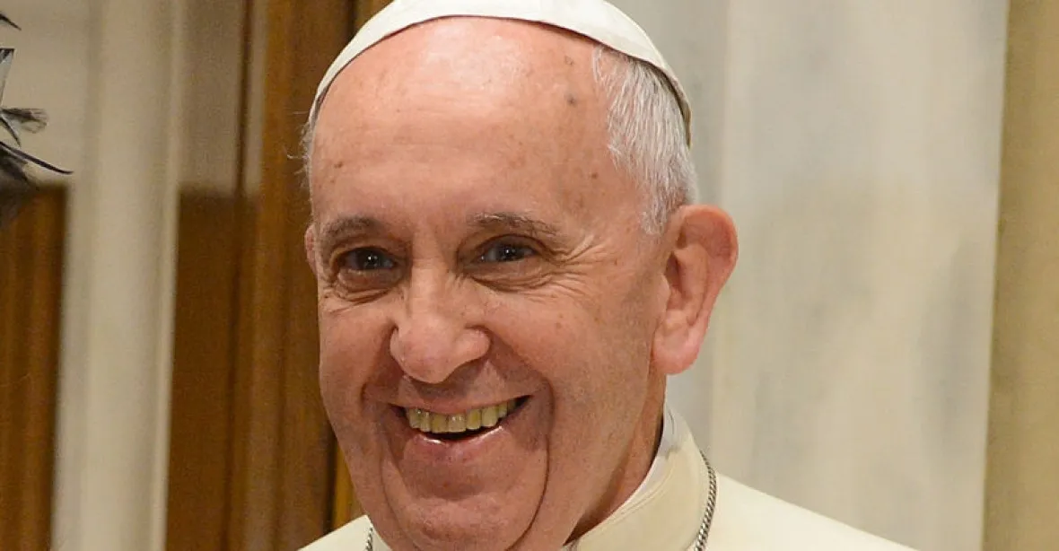 Papež zařídil bezdomovcům výlety k moři. Vozí je tam arcibiskup